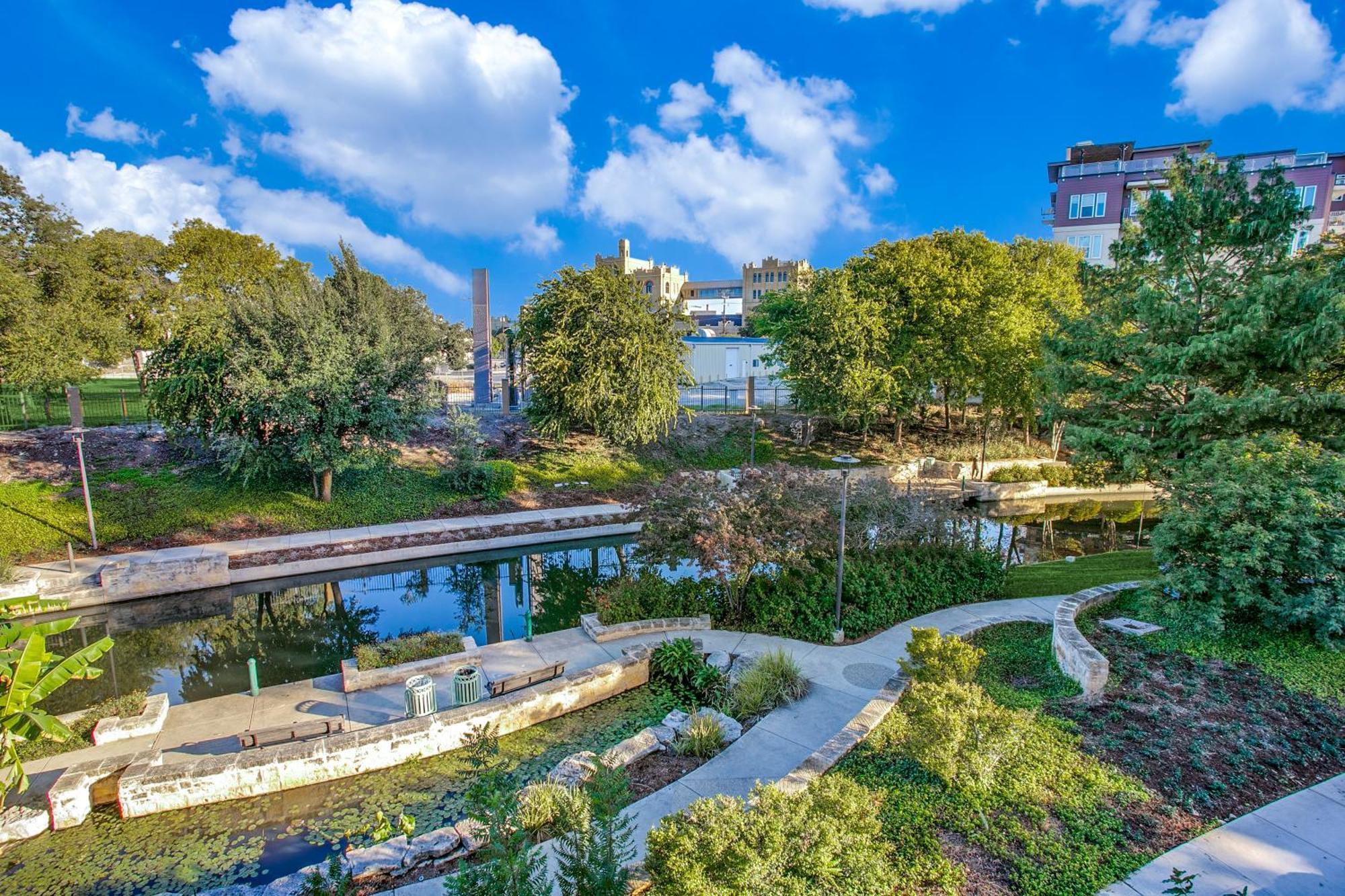 Lush Downtown Condo On Riverwalk W King Ste, Free Parking, Pet Friendly, Centrally Located On Riverwalk سان أنطونيو المظهر الخارجي الصورة