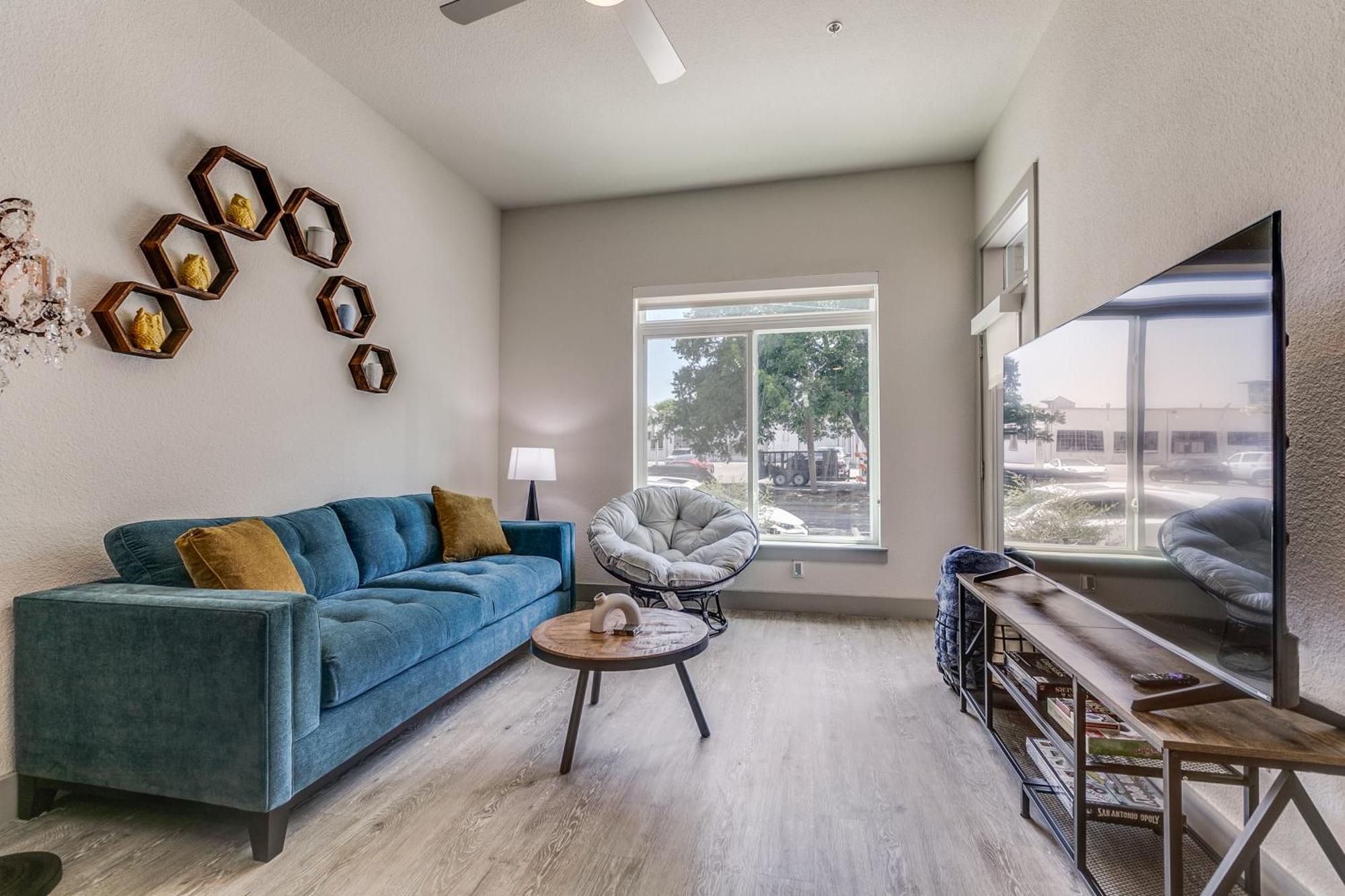 Lush Downtown Condo On Riverwalk W King Ste, Free Parking, Pet Friendly, Centrally Located On Riverwalk سان أنطونيو المظهر الخارجي الصورة
